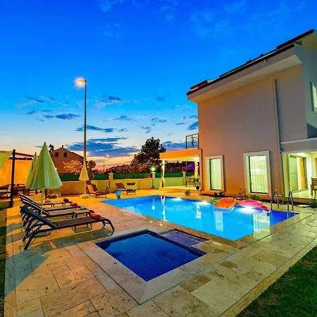 Villa Charming With Private Pool And Location In *