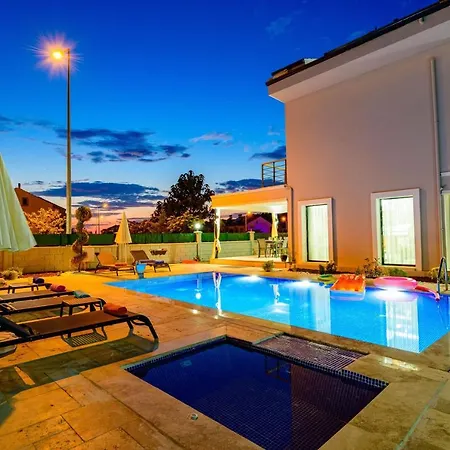 Charming With Private Pool And Location In Villa